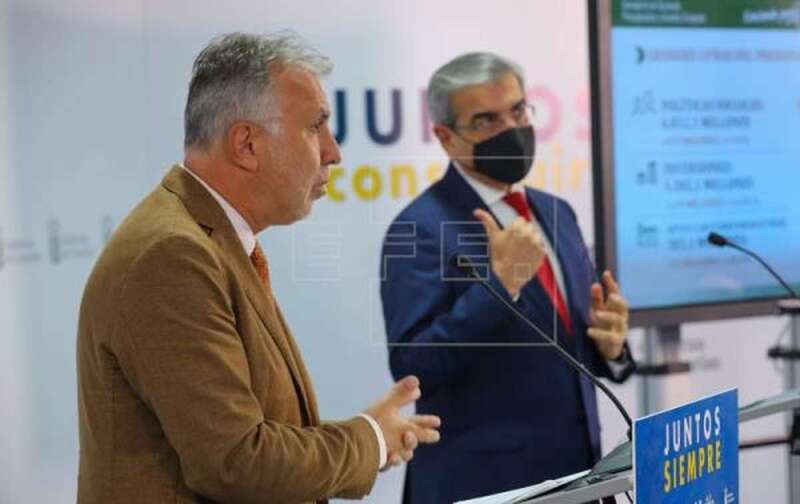 El presidente de Canarias, Ángel Víctor Torres, y el vicepresidente y consejero de Hacienda, Román Rodríguez / Efe Elvira Urquijo A.